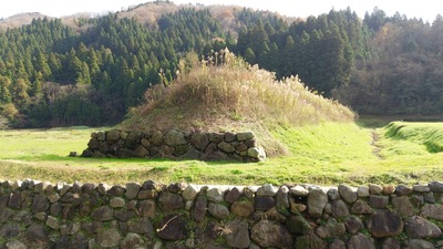 上城戸の石垣と土塁