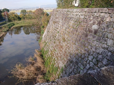 太鼓櫓跡からの本丸石垣と水堀