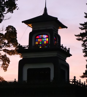 夕暮れ時の尾山神社神門
