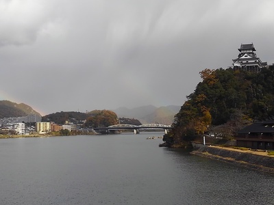雨上がりの木曽川と犬山城　そして虹
