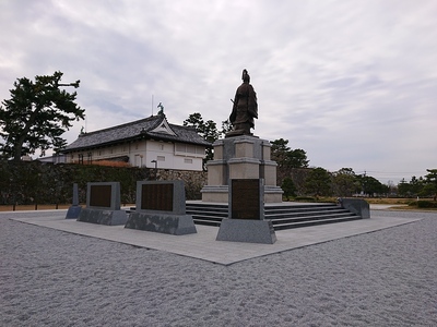 鍋島直正公像と鯱の門・天守台