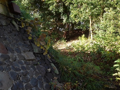 本丸と侍屋敷をつなぐ橋の下、空堀から望む諏訪曲輪