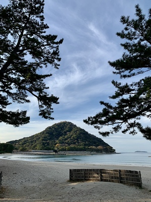 菊ヶ浜から望む指月山