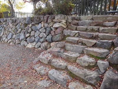 千貫櫓から弓矢櫓につながる塀の跡の石垣と石段