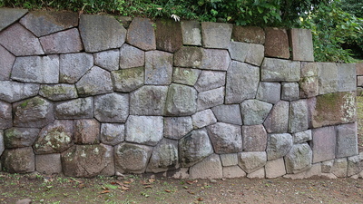 薪の丸石垣