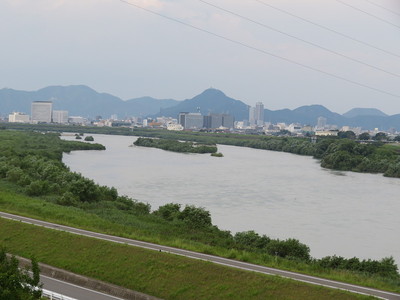 天守から見た岐阜城のある金華山(中央の山)