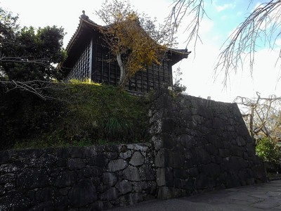 太鼓櫓と本丸の門跡の石垣