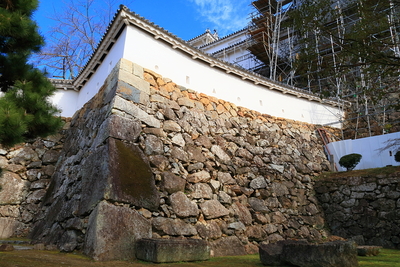 三の丸から「チの櫓」下方へ繋がる石垣・土塀
