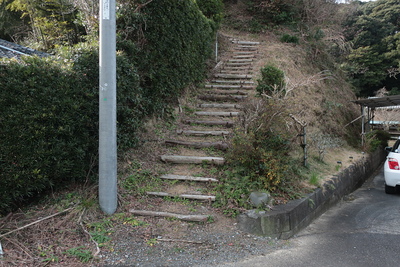 下の登り口の階段