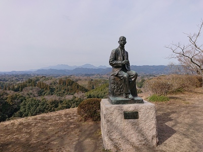 二の丸跡の滝廉太郎像と九重の山並