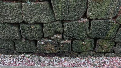 石垣に残る堀の痕跡と刻印