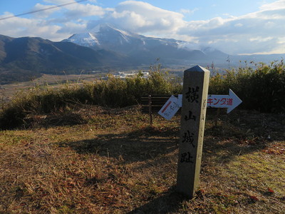 城址碑と伊吹山