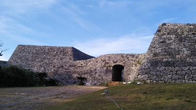 二の郭に続く石造アーチ門と城壁