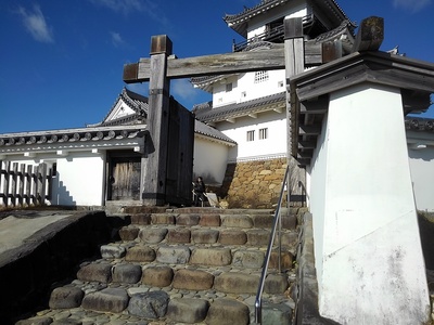 天守閣への登り階段と櫓門跡