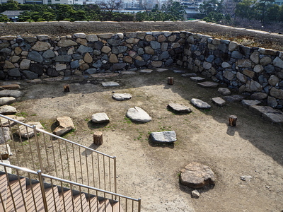 高松城　天守台　田の字状の礎石と掘立柱跡