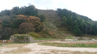 月山富田城を見上げる