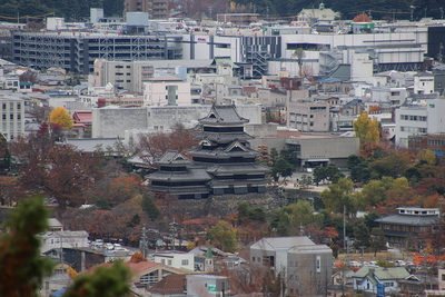 松本城を見下ろして