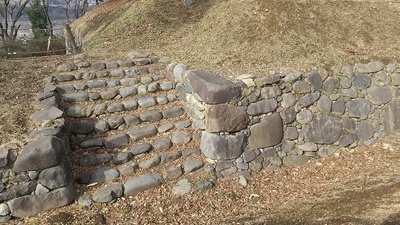 西櫓台の石垣、石段
