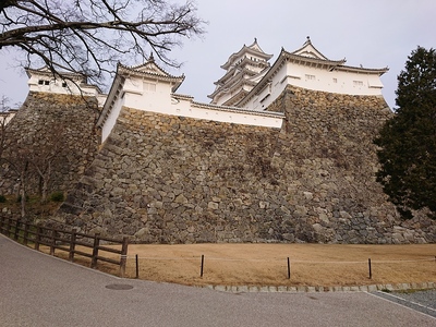太鼓櫓(左側)と帯の櫓の高石垣