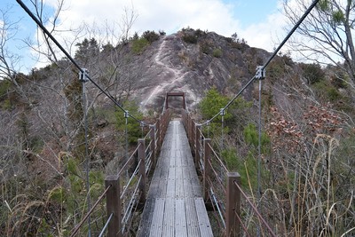 麿崖仏が見える山への吊橋