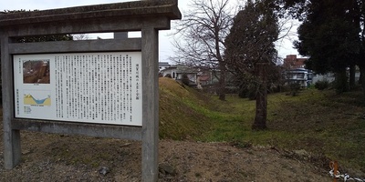 須賀川城の土塁と空堀