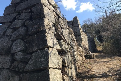東郭群入り口の石垣