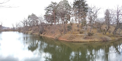 水堀と土塁(北東側から)