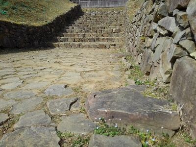 櫓門の礎石　排水路　敷石　石段　石垣