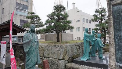 お市の方と三姉妹の像