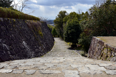筒井古城天守跡の石垣と石畳