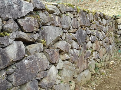 築城当時のままの発掘された石垣