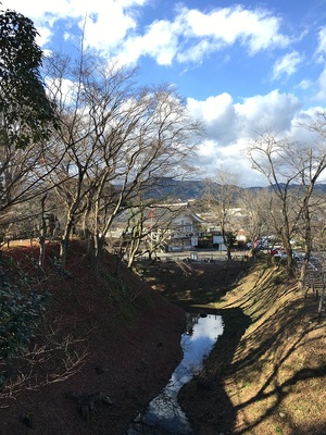 長篠城稲荷から長篠城址史跡保存館と水堀を撮影