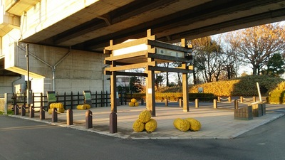 上越新幹線高架橋下にあるシンボルモニュメント