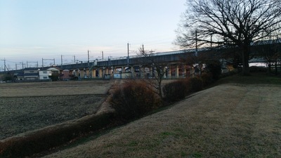 石田堤史跡公園の見晴台から上越新幹線を見る