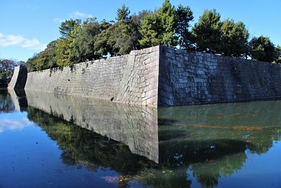 本丸石垣（東側）と内堀