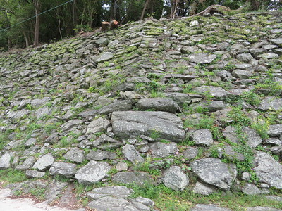 松の丸櫓付近、山（本丸）側の石垣