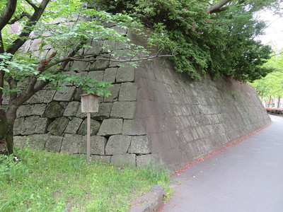 路面電車敷設のために取り除かれた石垣