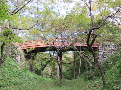 桜雲橋の架かる空堀（堀底より）