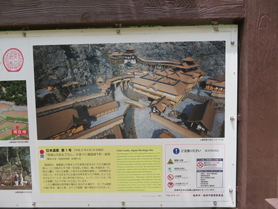 上・山麓居館の復元イメージ図　左下・「信長公のおもてなし」が息づく戦国城下町・岐阜