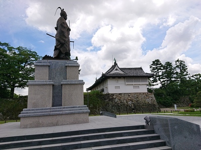 鍋島直正公像と鯱の門・続櫓