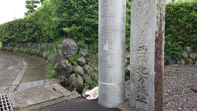 電柱と並び立つ城址碑