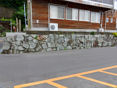 椿泊小学校校舎南側の下に残る石垣