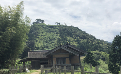 花ノ壇から望む月山・二ノ丸