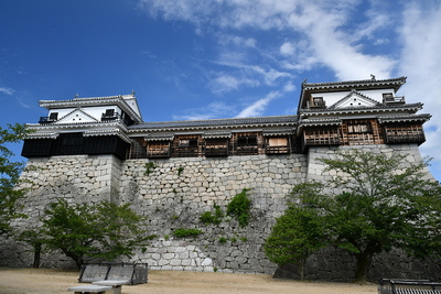 南隅櫓、十間廊下、北隅櫓、そして高石垣