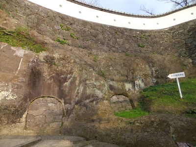 古橋口の塀、石垣、崖、崖穴