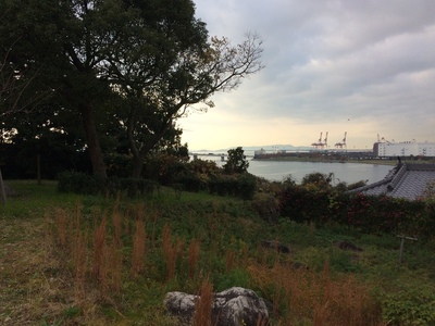 隅櫓跡から博多湾、海の中道を望む