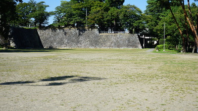 多目的広場と三の丸石垣