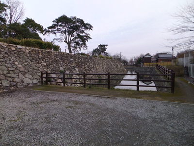 本丸南側石垣と堀