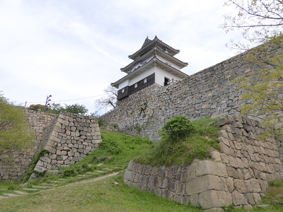 丸亀城①　本丸天守とそびえ立つ石垣