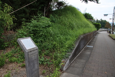 小学校正門前の空堀と土塁